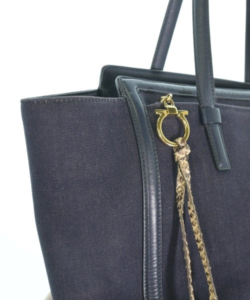 Salvatore Ferragamo กระเป๋าถือขนาดใหญ่