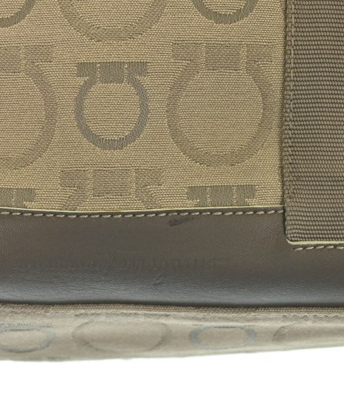 Salvatore Ferragamo กระเป๋าถือขนาดใหญ่
