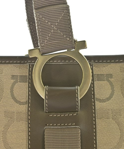Salvatore Ferragamo กระเป๋าถือขนาดใหญ่