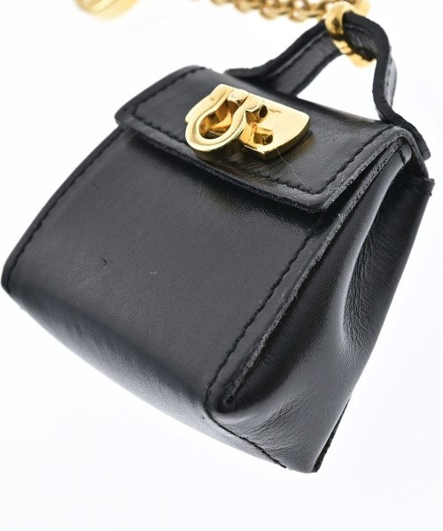Salvatore Ferragamo เครื่องประดับบนกระเป๋า