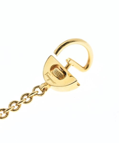 Salvatore Ferragamo เครื่องประดับบนกระเป๋า