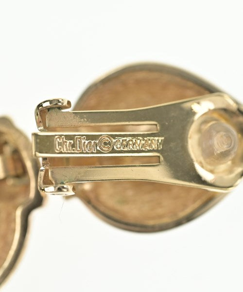 Christian Dior เจาะ