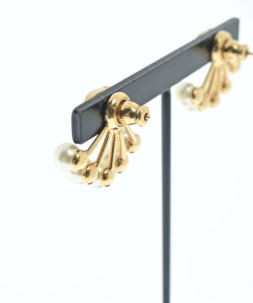 Christian Dior เจาะ