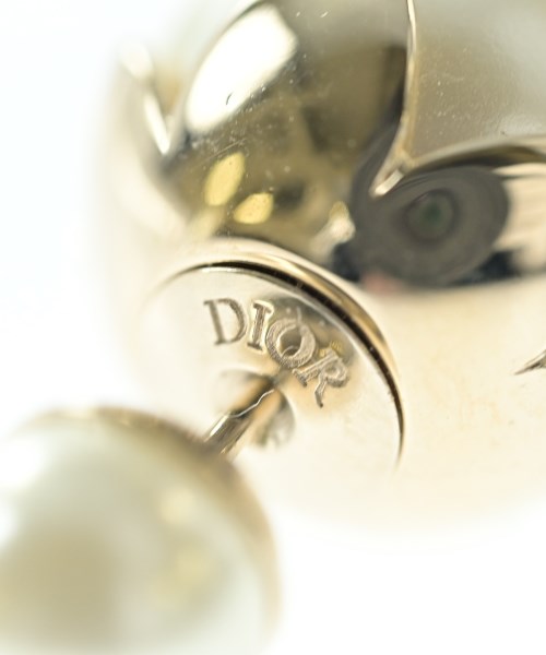 Christian Dior เจาะ