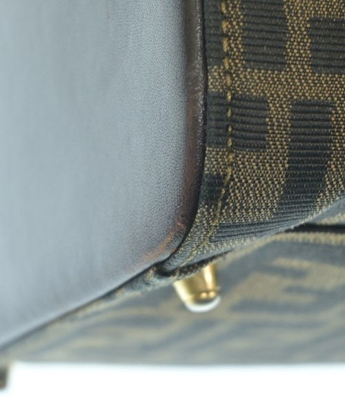 FENDI กระเป๋าใส่อุปกรณ์ขนาดใหญ่