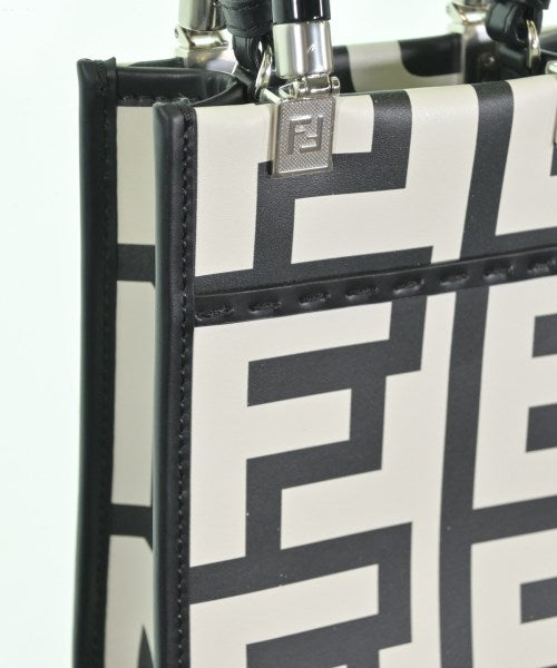 FENDI กระเป๋าถือขนาดใหญ่