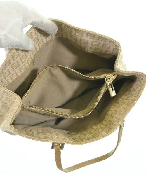 FENDI กระเป๋าถือขนาดใหญ่