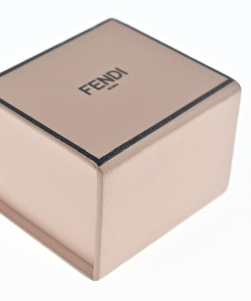 FENDI เครื่องประดับบนกระเป๋า