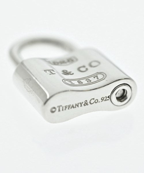 TIFFANY & CO. เครื่องประดับบนกระเป๋า