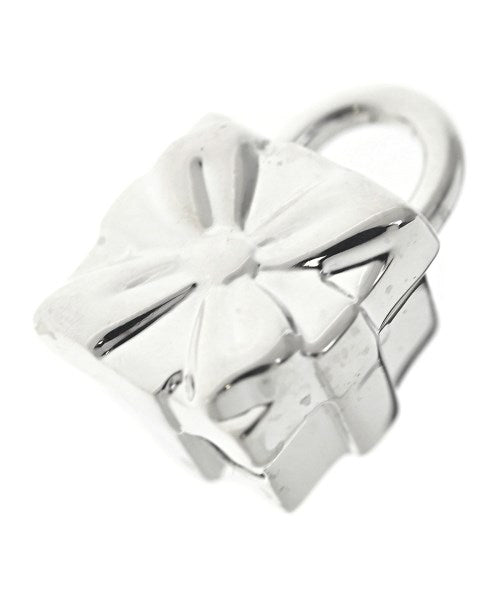 TIFFANY & CO. เครื่องประดับบนกระเป๋า