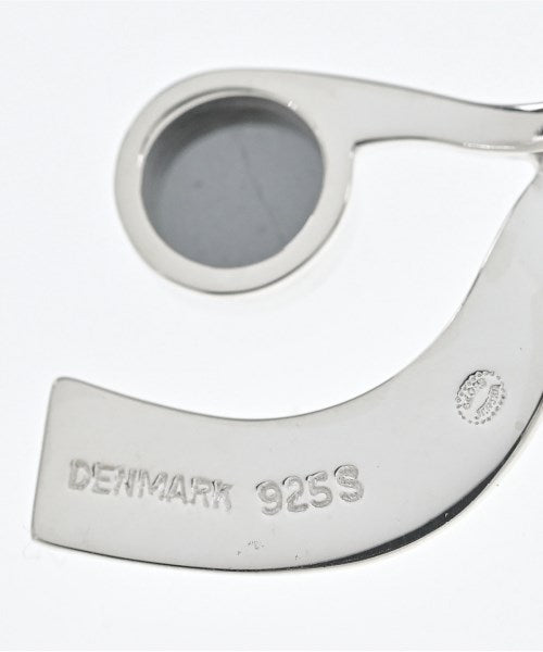 Georg Jensen เครื่องประดับบนกระเป๋า