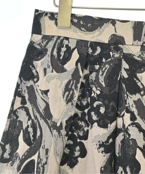 D.EXTERIOR กระโปรงยาวถึงเข่า