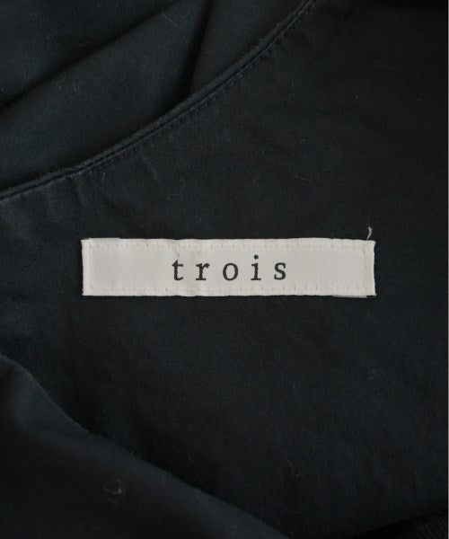 trois ชุดเดรส