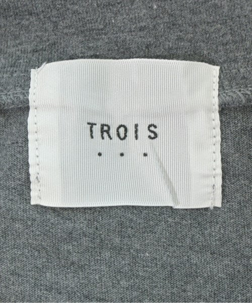 trois เสื้อยืด/เสื้อท็อปส์