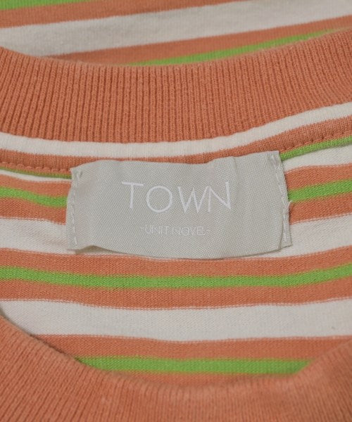 TOWN เสื้อยืด/เสื้อท็อปส์