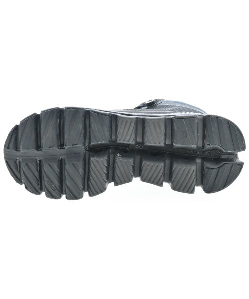 On รองเท้าผ้าใบ