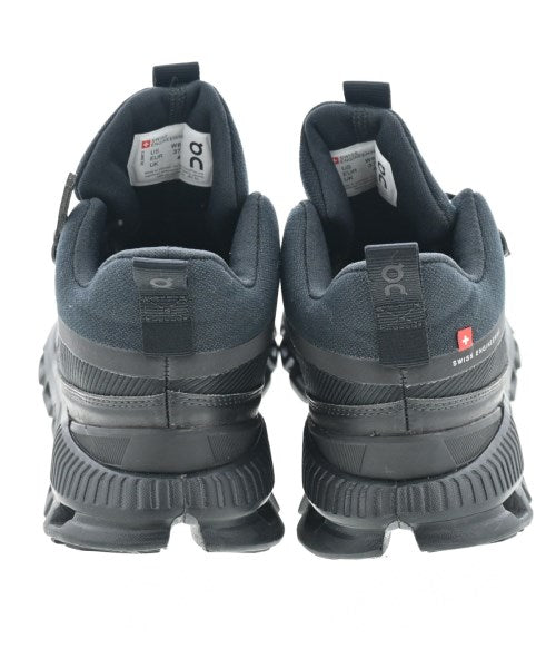 On รองเท้าผ้าใบ