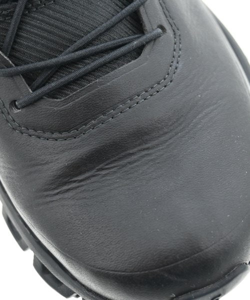 On รองเท้าผ้าใบ