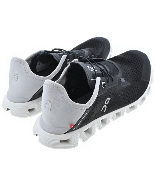 On รองเท้าผ้าใบ