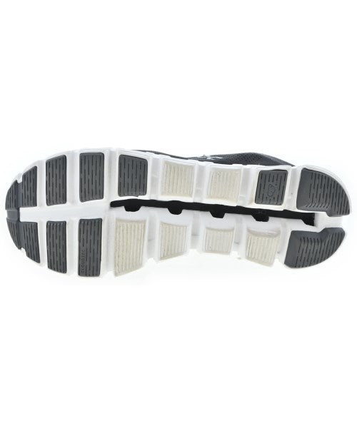 On รองเท้าผ้าใบ