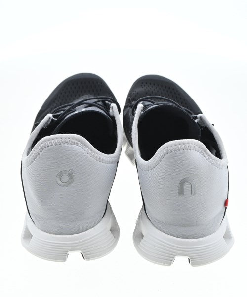 On รองเท้าผ้าใบ