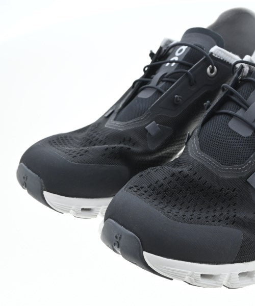 On รองเท้าผ้าใบ