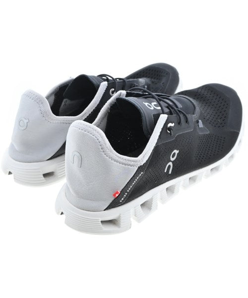 On รองเท้าผ้าใบ