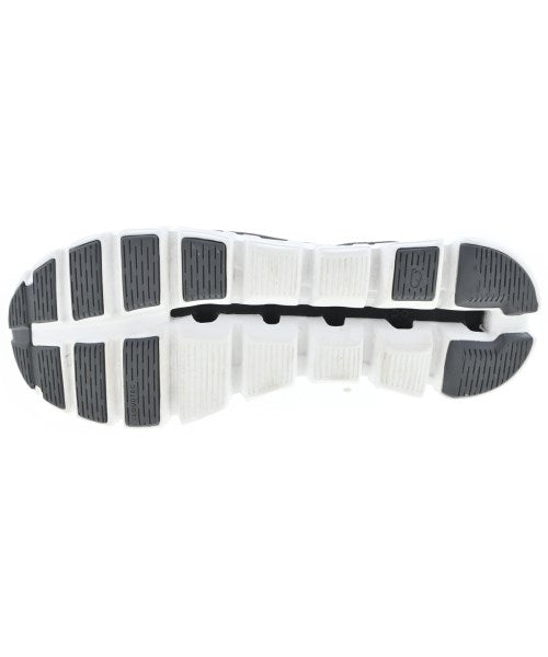 On รองเท้าผ้าใบ