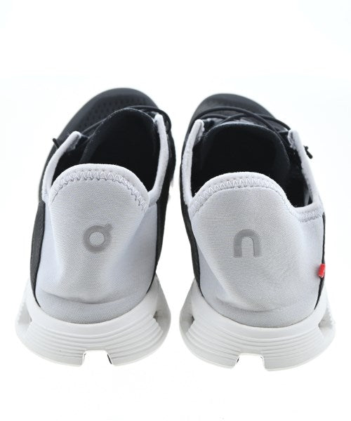 On รองเท้าผ้าใบ