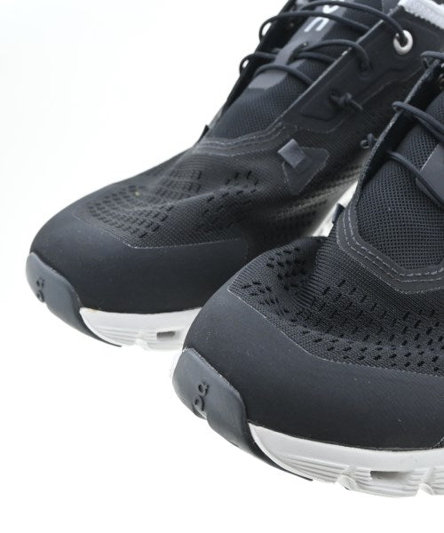 On รองเท้าผ้าใบ