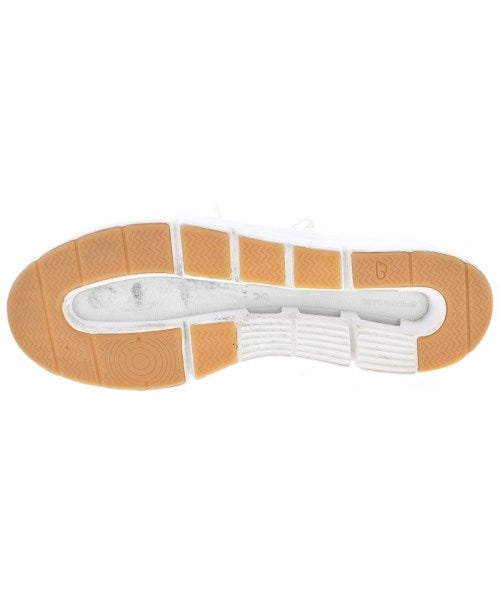 On รองเท้าผ้าใบ