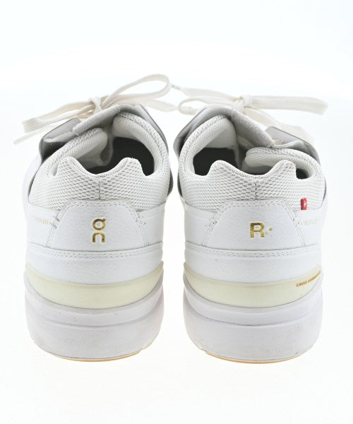 On รองเท้าผ้าใบ