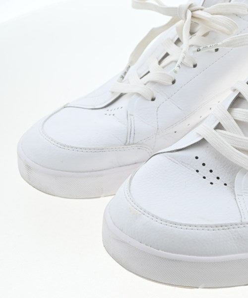 On รองเท้าผ้าใบ