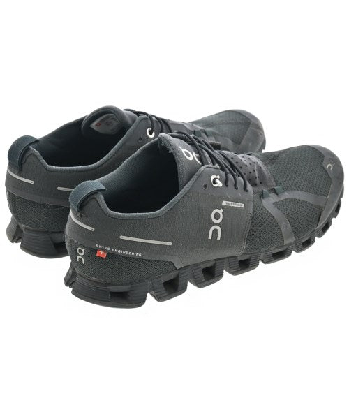 On รองเท้าผ้าใบ