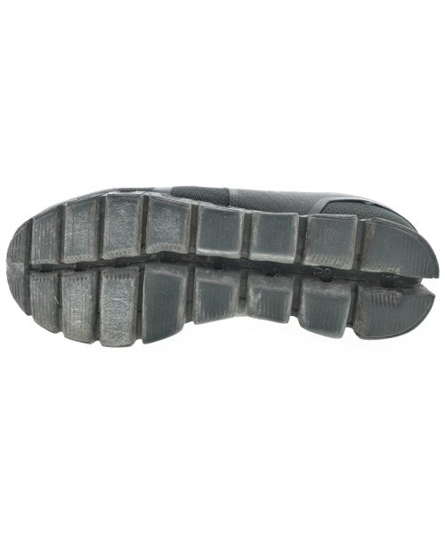 On รองเท้าผ้าใบ