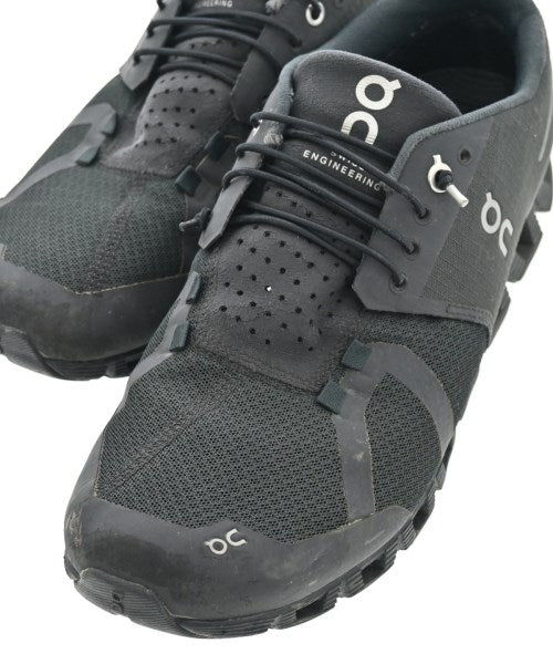 On รองเท้าผ้าใบ