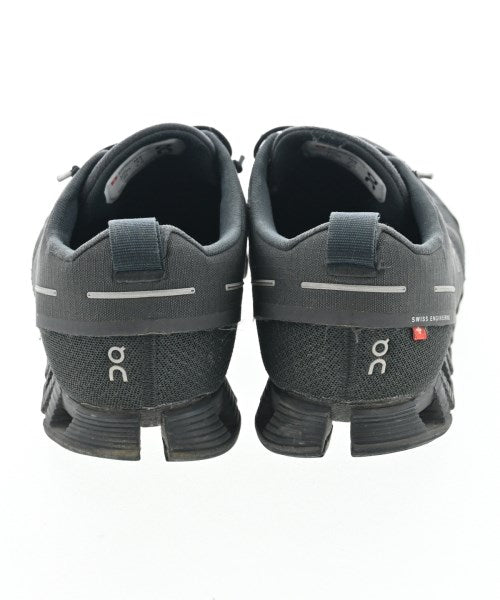 On รองเท้าผ้าใบ