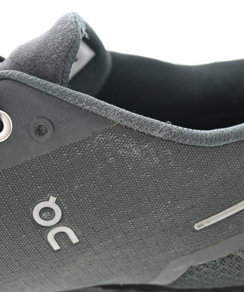 On รองเท้าผ้าใบ