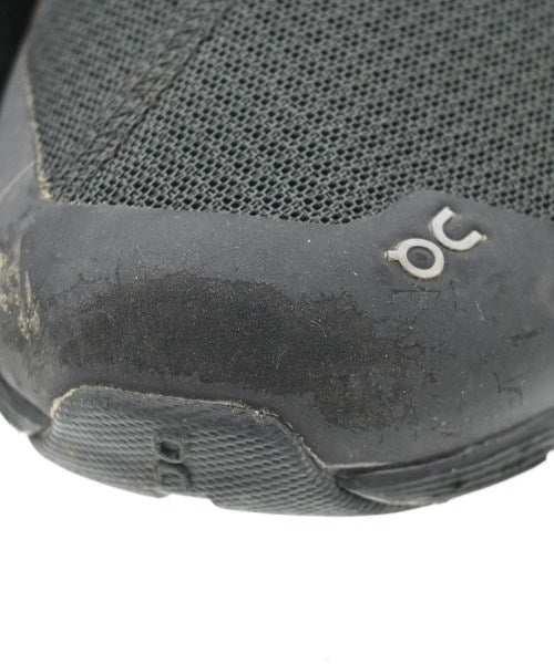 On รองเท้าผ้าใบ