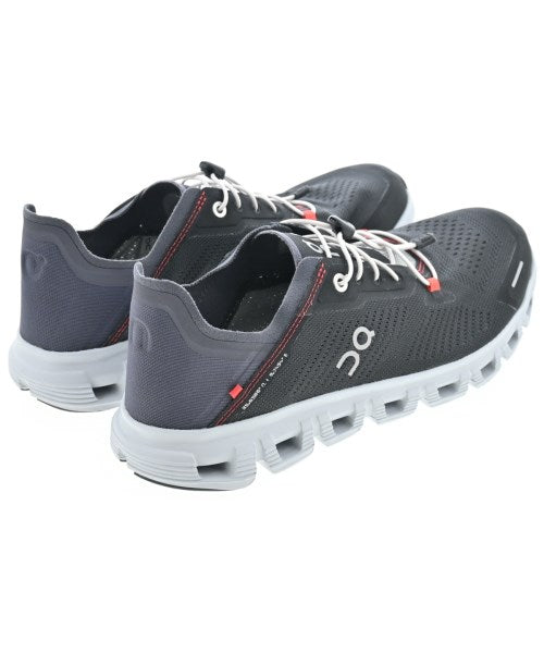 On รองเท้าผ้าใบ