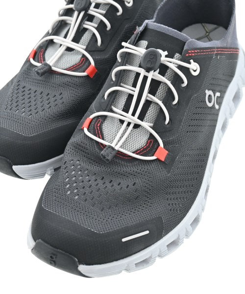 On รองเท้าผ้าใบ