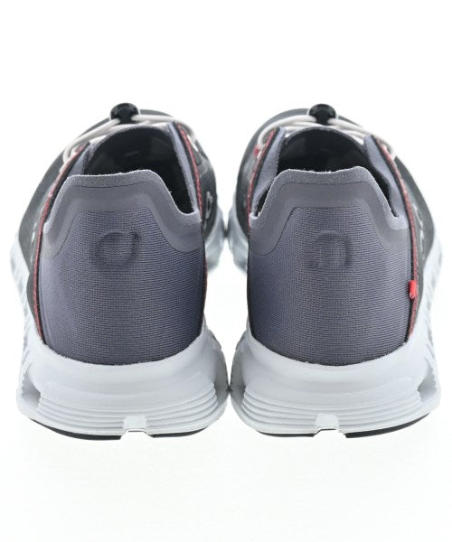 On รองเท้าผ้าใบ