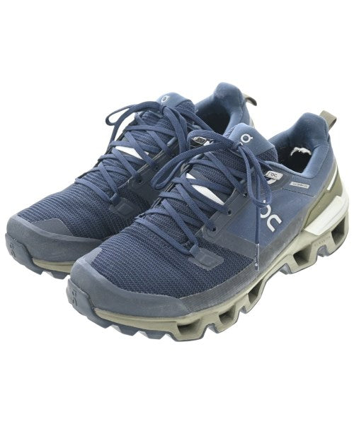 On รองเท้าผ้าใบ