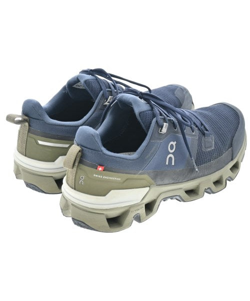 On รองเท้าผ้าใบ