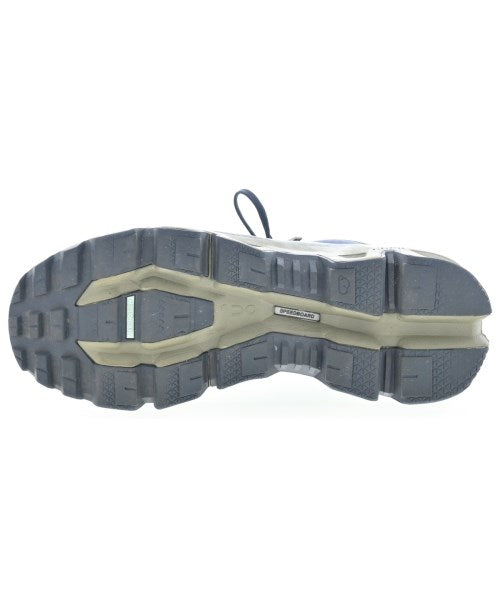 On รองเท้าผ้าใบ