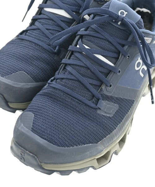 On รองเท้าผ้าใบ