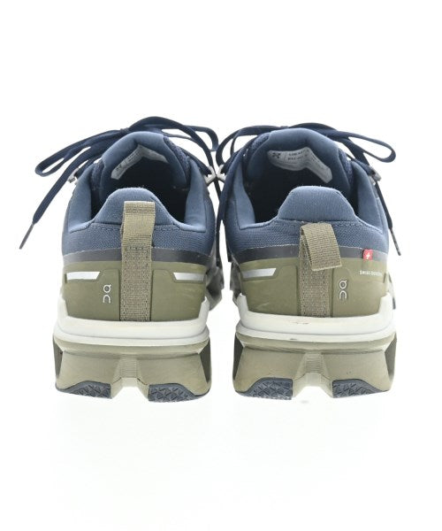 On รองเท้าผ้าใบ