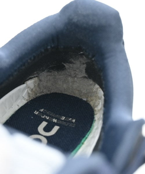 On รองเท้าผ้าใบ