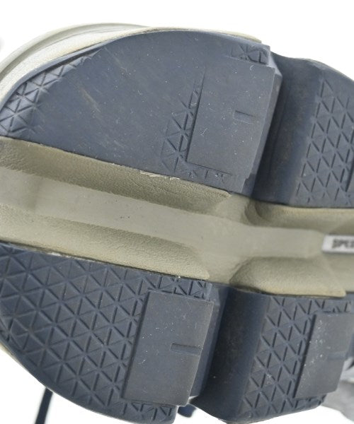 On รองเท้าผ้าใบ