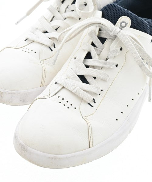 On รองเท้าผ้าใบ